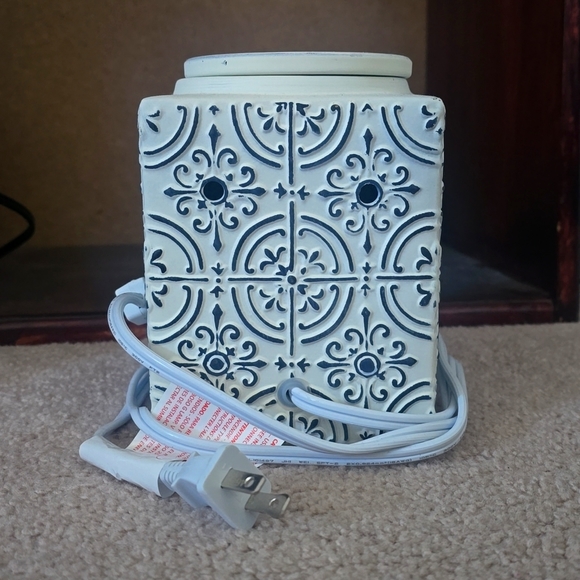 Pressed Tin Scentsy Warmer - Picture 1 of 1